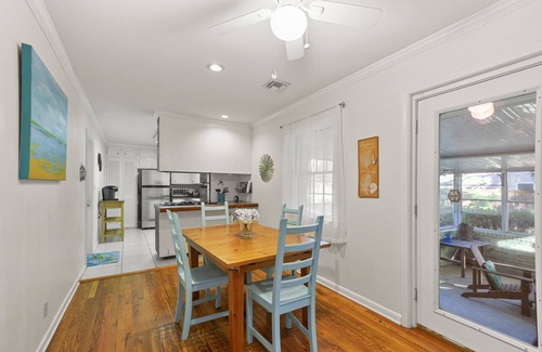 Saint Simons Heights Casa | Artist's Cottage - Comfortable Pet friendly home 1 mile from the beach!