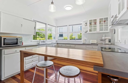East Toowoomba Casa | Artist's Cottage - Cosy Home in Quiet Leafy Street