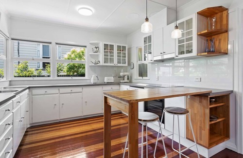East Toowoomba Casa | Artist's Cottage - Cosy Home in Quiet Leafy Street