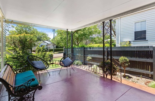 East Toowoomba Casa | Artist's Cottage - Cosy Home in Quiet Leafy Street