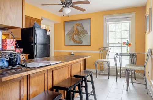 East Side Apartamento | Artist's Guest Quarters in Grant Park