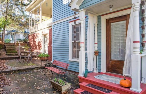 East Side Apartamento | Artist's Guest Quarters in Grant Park