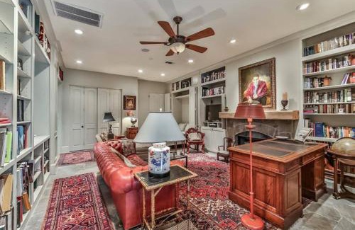 Greenway Plaza-Upper Kirby Apartamento | Artist's Library with a Private Swimming Pool