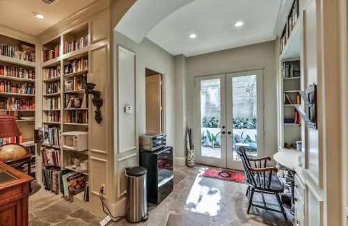 Greenway Plaza-Upper Kirby Apartamento | Artist's Library with a Private Swimming Pool
