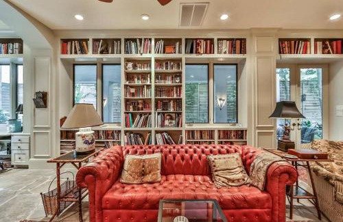 Greenway Plaza-Upper Kirby Apartamento | Artist's Library with a Private Swimming Pool