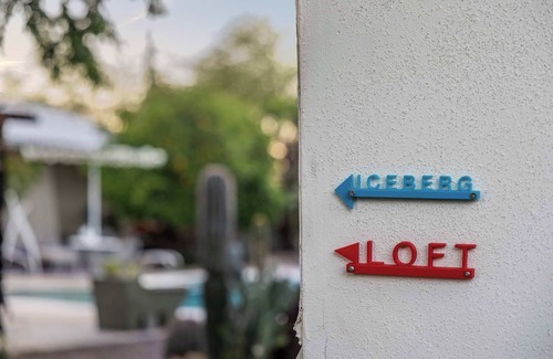 Central Scottsdale Apartamento | Artist’s Loft: Workshop, Sculpture Gardens & Pool