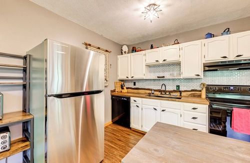 Sky Valley Cabina | Idyllic Sky Valley Home w/ Pool & Hot Tub Access!