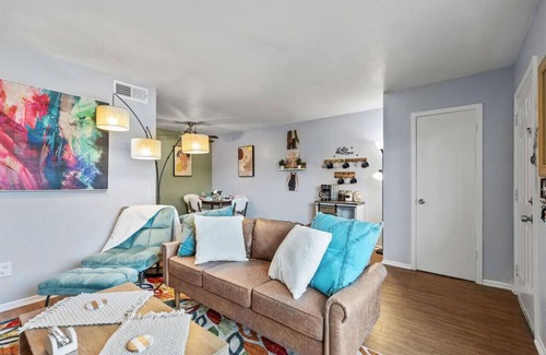 Fort Worth Apartamento | Artistic 1BD: TCU Walkable, Vibrant & Convenient!