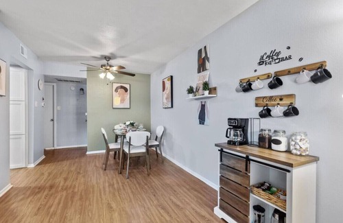 Fort Worth Apartamento | Artistic 1BD: TCU Walkable, Vibrant & Convenient!