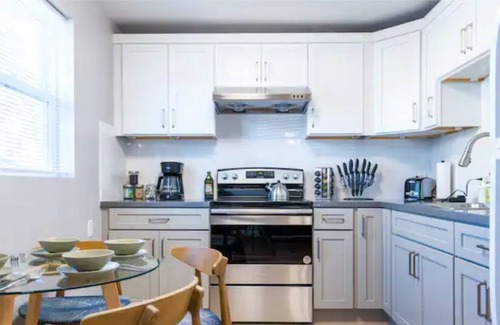 West Alameda Apartamento | Artistic and Cozy 2BD-2BTH with Laundry in Historic Alameda