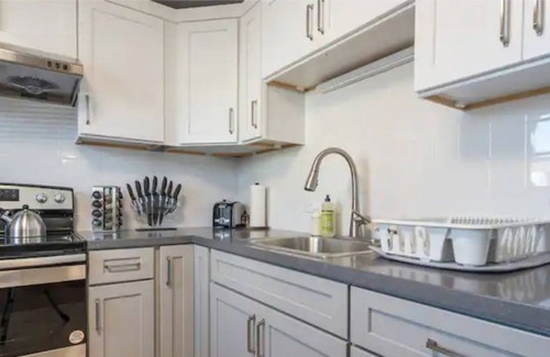West Alameda Apartamento | Artistic and Cozy 2BD-2BTH with Laundry in Historic Alameda