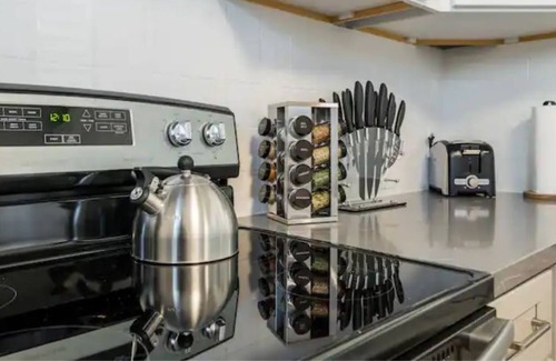 West Alameda Apartamento | Artistic and Cozy 2BD-2BTH with Laundry in Historic Alameda