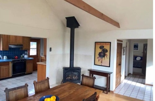 McDonald Otro | Artistic farmhouse with outdoor hot tub overlooking Tomales Bay