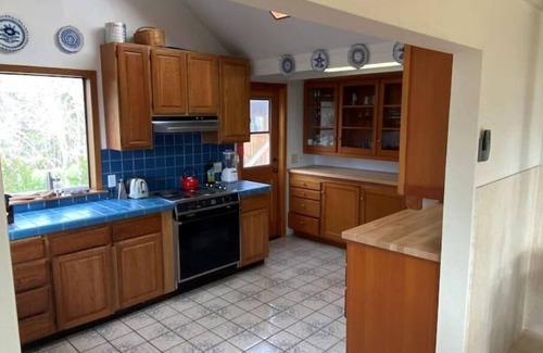 McDonald Otro | Artistic farmhouse with outdoor hot tub overlooking Tomales Bay