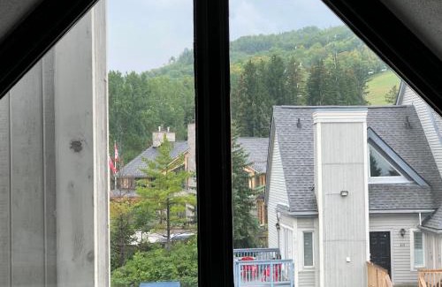 Craigleith Casa | Artistic Hillside Loft