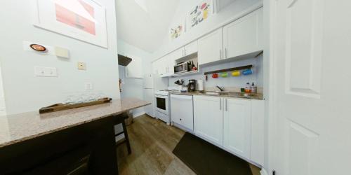 Craigleith Casa | Artistic Hillside Loft
