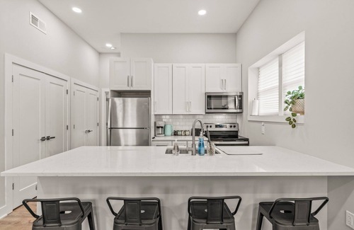 Conshohocken Apartamento | Artistic King Bed Apt w/Free Parking Built in 2023