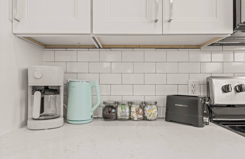 Conshohocken Apartamento | Artistic King Bed Apt w/Free Parking Built in 2023
