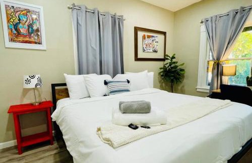 Southeastern Sacramento Casa | Artists Bungalow ARCADE King Beds near the beat