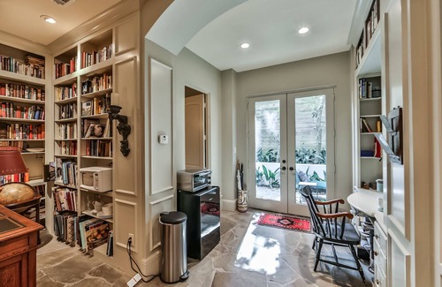 Greenway Plaza-Upper Kirby Casa | Biblioteca de artistas; Piscina privada