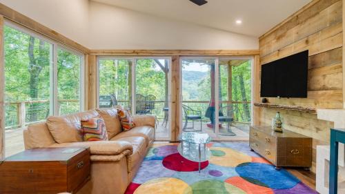 Fairview Casa | Artist’s Palette by AvantStay Colorful Retreat