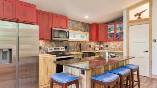 Fairview Casa | Artist’s Palette by AvantStay Colorful Retreat