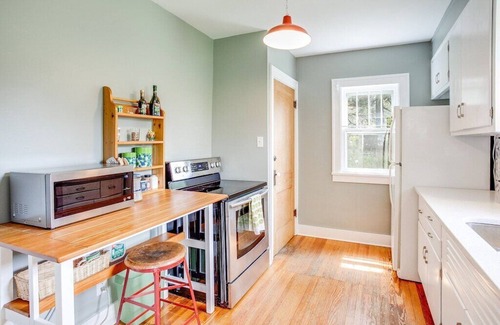 South Bend Casa | Artist’s Vintage Home 5 mins from ND Campus