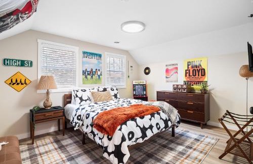 Detroit - Shoreway Casa | Arts District Walk to Restaurants, Bars Sleeps 8 -Tillman