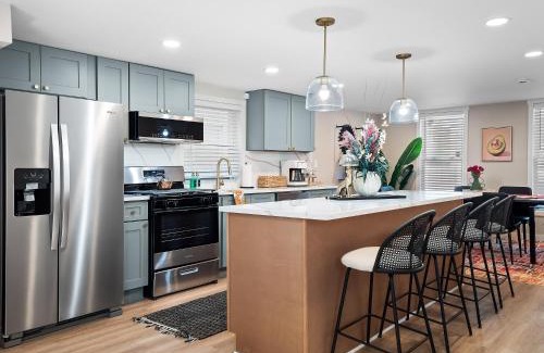 Detroit - Shoreway Casa | Arts District Walk to Restaurants, Bars Sleeps 8 -Tillman