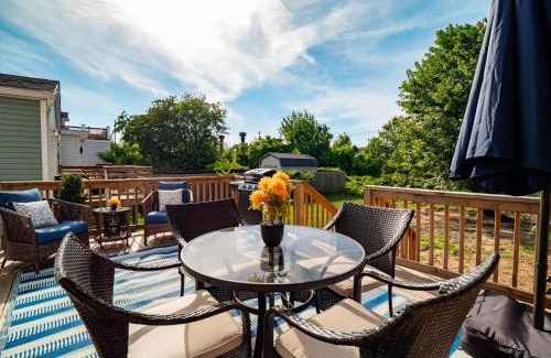 Detroit - Shoreway Casa | Arts District Walk to Restaurants, Bars Sleeps 8 -Tillman