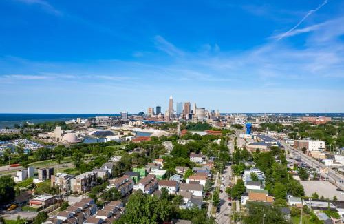 Detroit - Shoreway Casa | Arts District Walk to Restaurants, Bars Sleeps 8 -Tillman