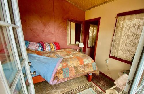 Discovery Harbour Cama Y Desayuno | Artsy Cabin on Organic Farm