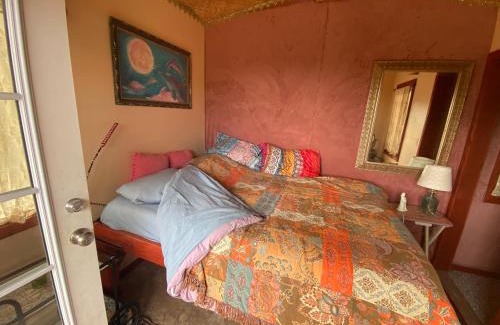 Discovery Harbour Cama Y Desayuno | Artsy Cabin on Organic Farm