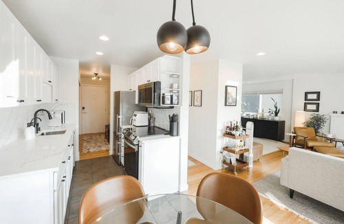 Broadway Apartamento | Artsy Capitol Hill Gem City View Workspace Parking