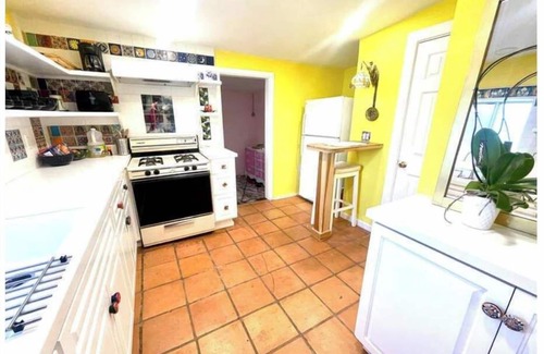 Burbank Casa | Artsy Cottage w Private Garden by Park/shop/Restr/Airport 30+ Day Stay Special