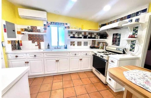 Burbank Casa | Artsy Cottage w Private Garden by Park/shop/Restr/Airport 30+ Day Stay Special