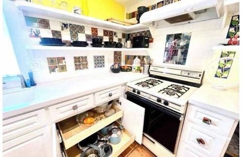 Burbank Casa | Artsy Cottage w Private Garden by Park/shop/Restr/Airport 30+ Day Stay Special