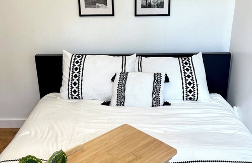 Jonesborough Otro | Artsy Farmhouse Retreat TN countryside near Jonesborough - pet friendly