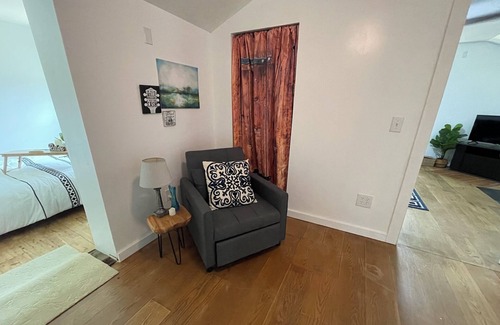 Jonesborough Otro | Artsy Farmhouse Retreat TN countryside near Jonesborough - pet friendly