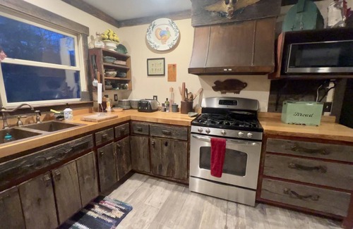 Highlands Casa | Artsy Highlands 5 br 3.5bth,w/creek,wifi & firepit
