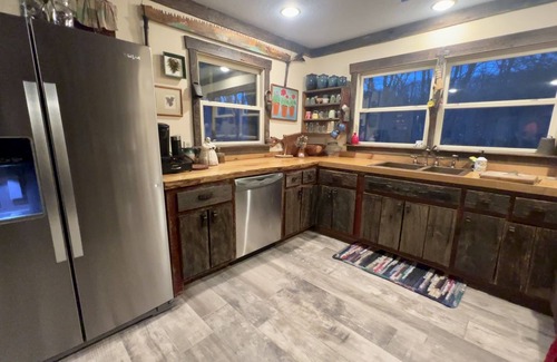 Highlands Casa | Artsy Highlands 5 br 3.5bth,w/creek,wifi & firepit