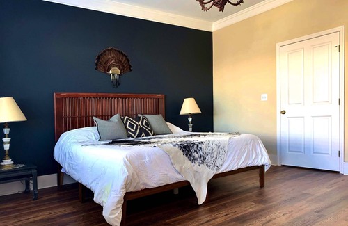 Cowan Casa | Artsy pet-friendly king room/historic railroad inn