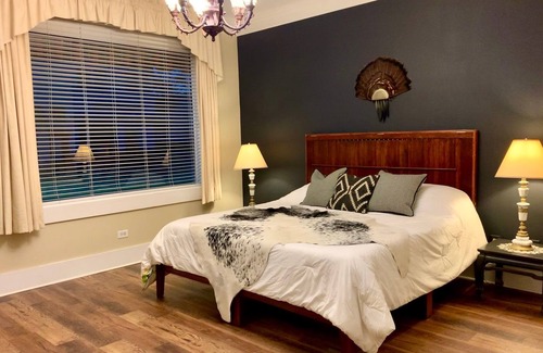 Cowan Casa | Artsy pet-friendly king room/historic railroad inn