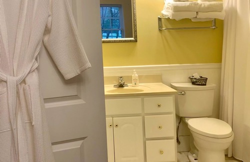 Cowan Casa | Artsy pet-friendly queen room/historic railroad inn