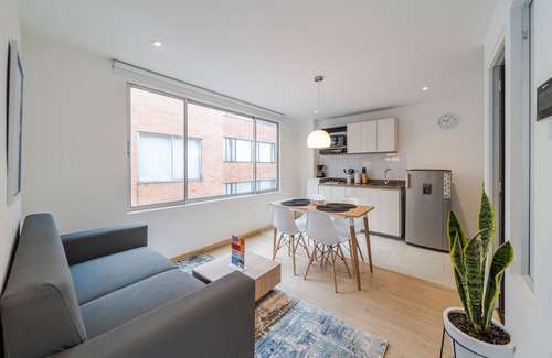 Financial District Apartamento | Artsy Place in Chapinero Alto with Laundry Facilities