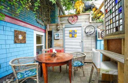 Riley Park-Little Mountain Casa | Artsy Private Guest Suite with Outdoor Saloon