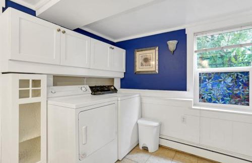 Riley Park-Little Mountain Casa | Artsy Private Guest Suite with Outdoor Saloon