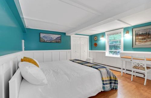 Riley Park-Little Mountain Casa | Artsy Private Guest Suite with Outdoor Saloon