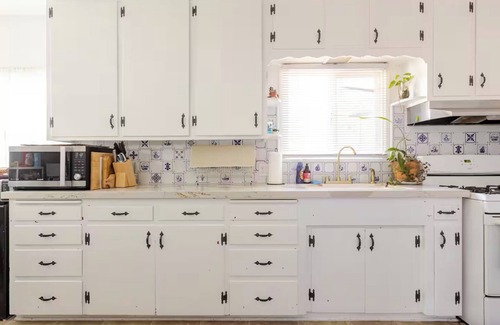 Burbank Casa | Artsy Retreat w/ Cal-King Bed near Park, Shops, Restr, Airport. 30+Day Special