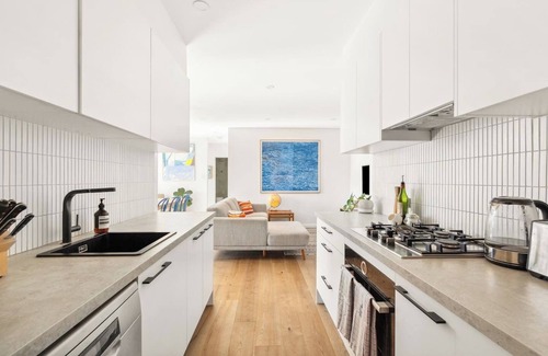 Redfern Apartamento | Artsy Sanctuary Inner City Vibrance and Urban Views